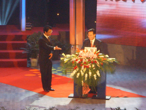公司董事长荣膺年度经济人物	